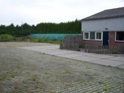 Bedrijfshal en ondergrond zandweg 60a Waardenburg.